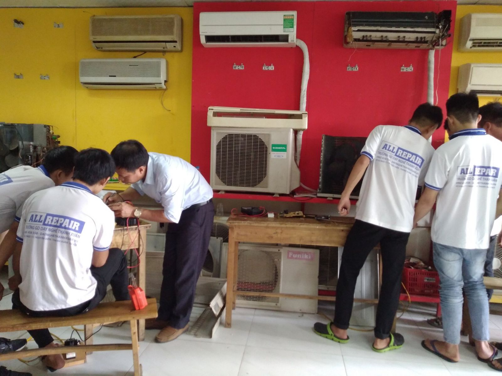 Tiết học thực hành sửa chữa điện lạnh.