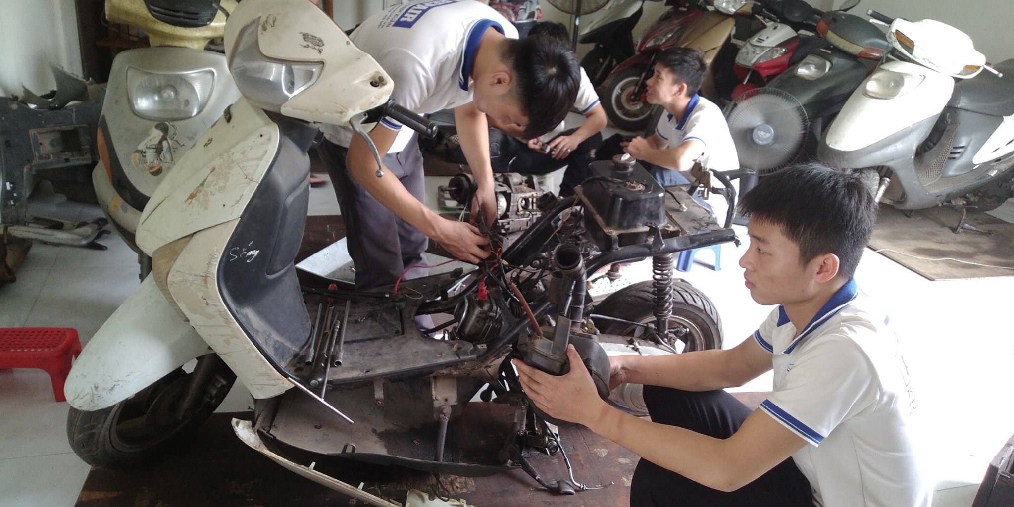 Lớp học sửa chữa xe máy