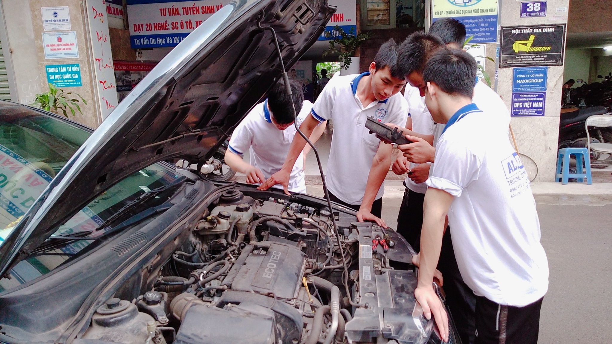 Lớp học sửa chữa ô tô