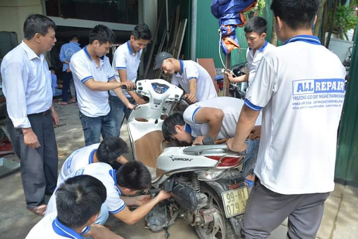 Lớp học thực hành sửa chữa xe máy.